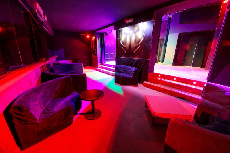 Black Hole Milano | Discoteche e night club a Milano per feste e musica dal vivo | immagine Sala Backstage