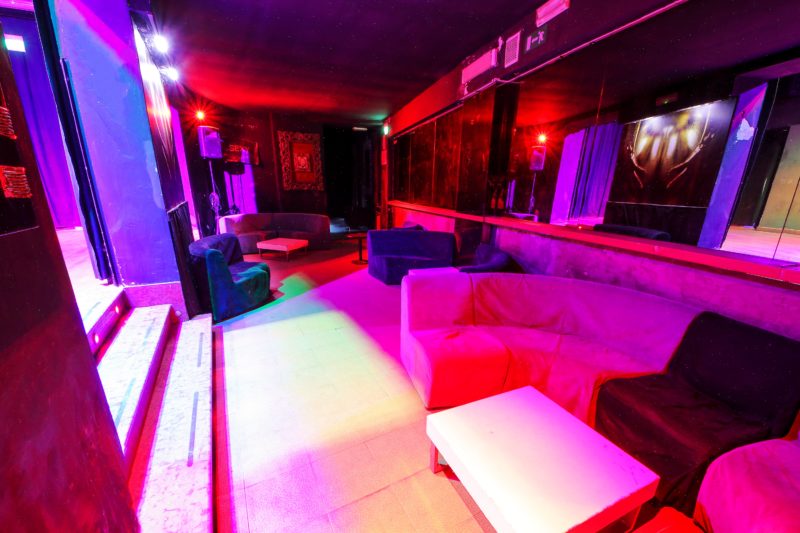 Black Hole Milano | Discoteche e night club a Milano per feste e musica dal vivo | immagine Sala Backstage